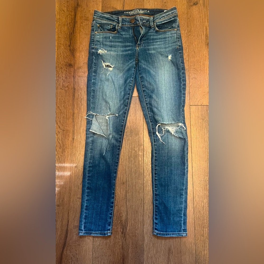 AE Medium Wash Distressed Super Skinny Jeans size 2